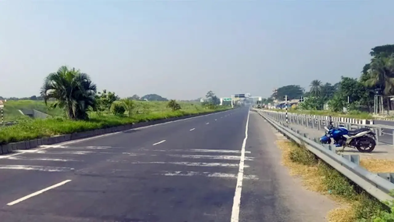 ঢাকা-ভাঙ্গা এক্সপ্রেসওয়েতে কাভার্ডভ্যানে পিকআপের ধাক্কা, নিহত ২