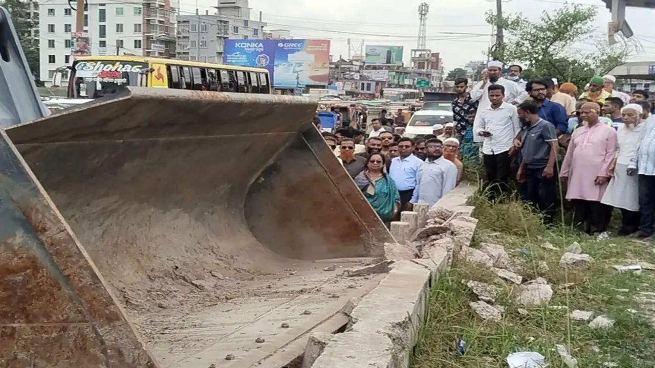 সাবেক মেয়রের মায়ের নামে নির্মিত পার্ক অপসারণে বিসিসির অভিযান