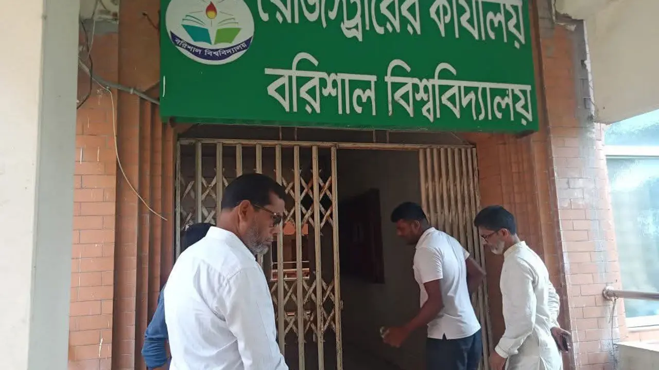 উপাচার্যের নির্দেশে খোলা হলো প্রশাসনিক দপ্তরের তালা