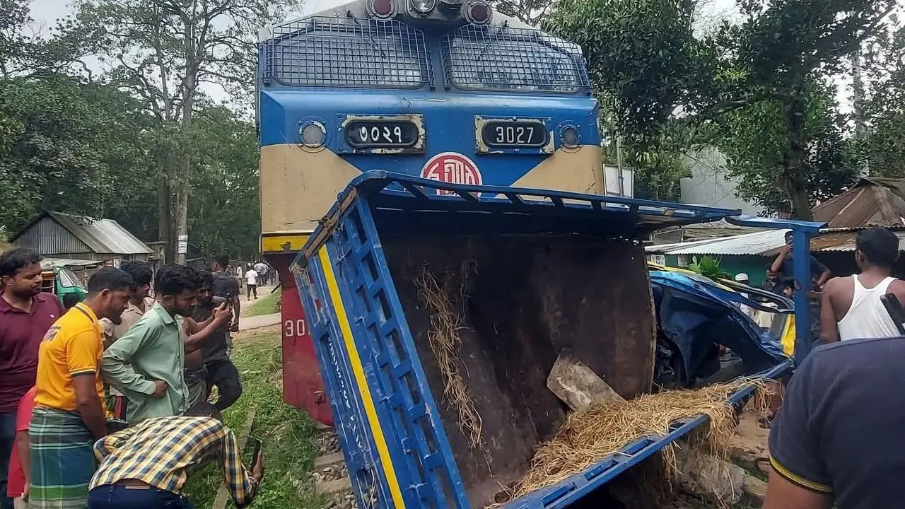 ট্রেনের সঙ্গে গরুবাহী পিকআপের ধাক্কা, চলাচল ব্যাহত