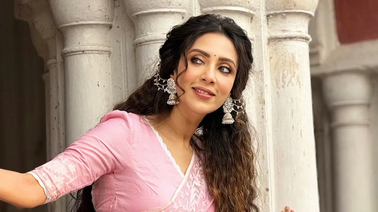 ‘মালিক’ সিনেমার লুকে মিমের ঈদ শুভেচ্ছা