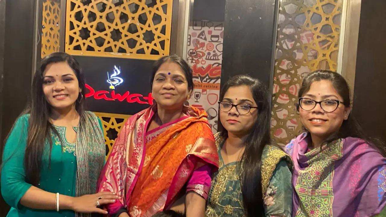 দারিদ্র্য-বঞ্চনা পেরিয়ে তিন কন্যাকে নিয়ে এক মায়ের অনন্য যাত্রা
