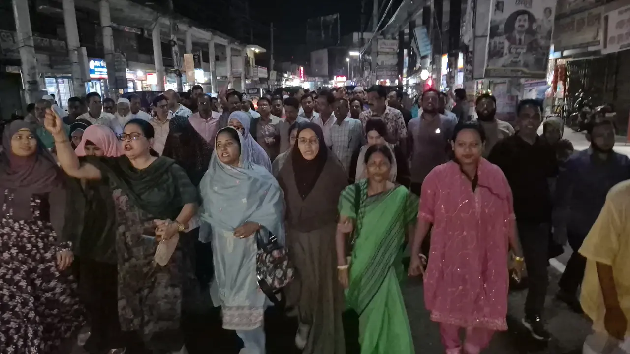 পদ্মা ব্যারেজ প্রকল্প অনুমোদন পাওয়ায় রাজবাড়ীতে আনন্দ মিছিল
