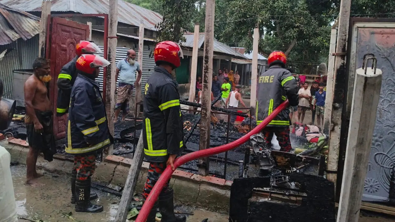 বগুড়ায় বসতবাড়িতে অগ্নিকাণ্ডে কিশোরীর মৃত্যু