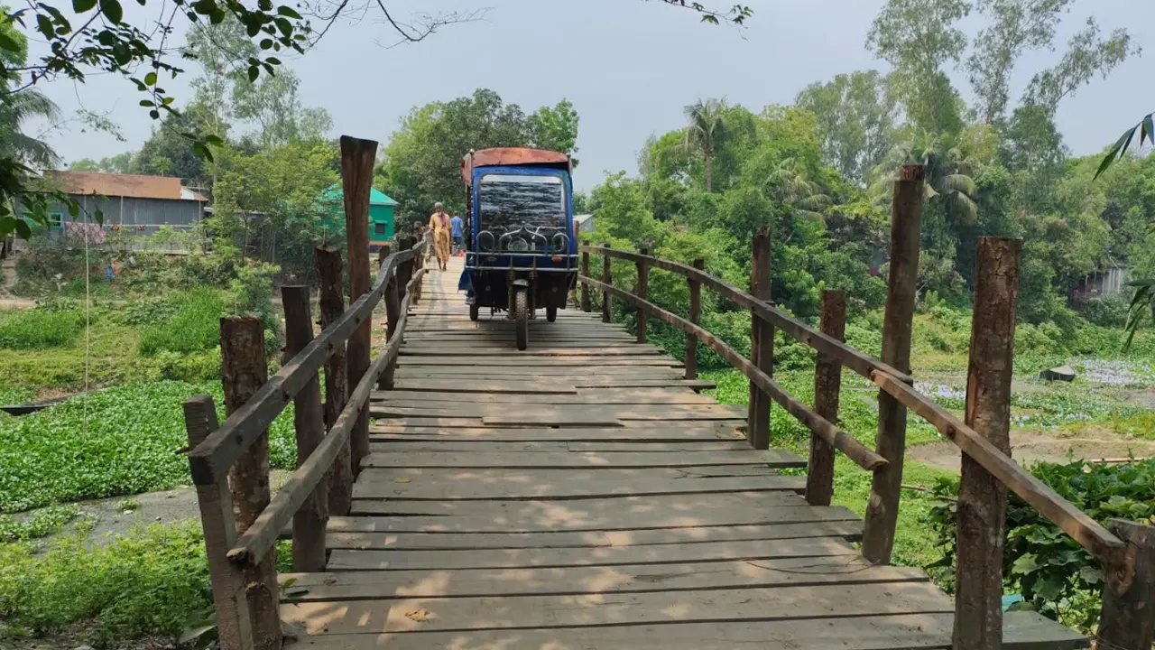 স্বাধীনতার ৫৪ বছরেও হয়নি সেতু, ২০ গ্রামের মানুষের ভরসা কাঠের সাঁকো