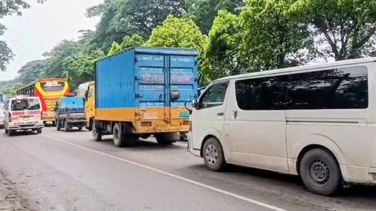 মুন্সীগঞ্জের ঢাকা-চট্টগ্রাম মহাসড়কে ৮ কিলোমিটার যানজট
