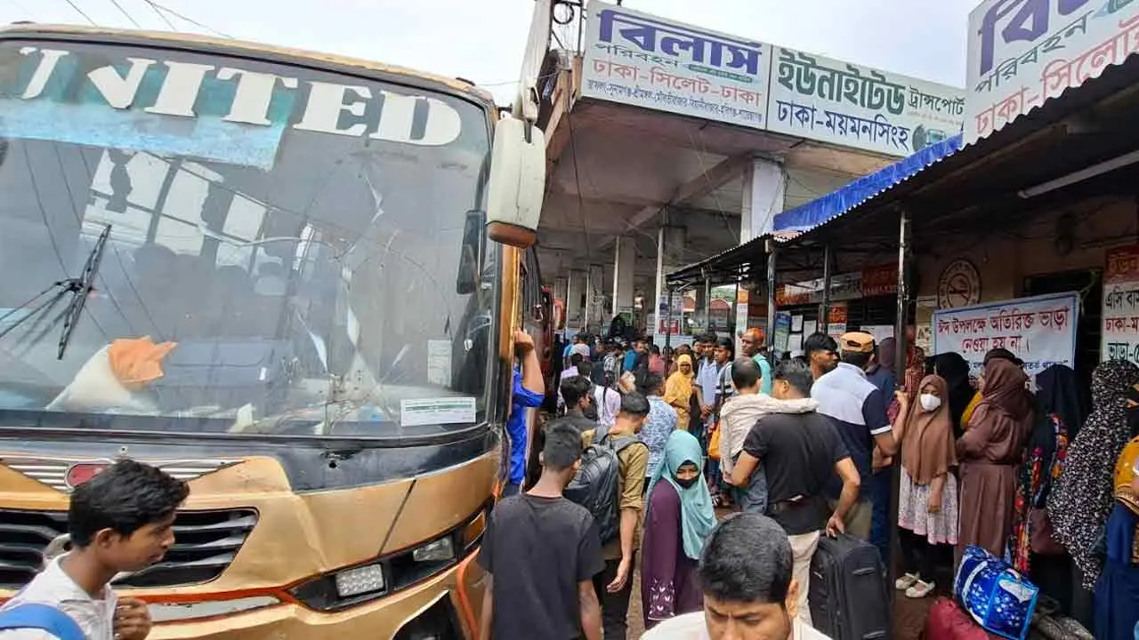 ঈদযাত্রার শেষ মুহূর্তে মহাখালী বাস কাউন্টারে যাত্রীদের ভিড়