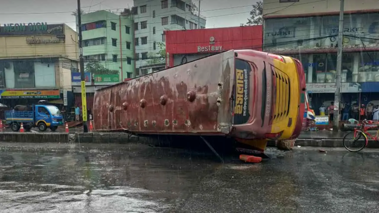 ইসলাম পরিবহনের বাস রোড ডিভাইডার ভেঙে আকাশ বাসে ধাক্কা, ৪ যাত্রী নিহত