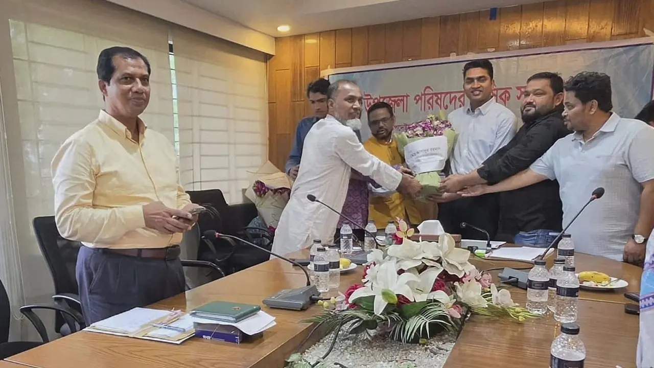 প্রশাসনিক সভায় হত্যা মামলার ৬ আসামি, জানেন না ইউএনও-ওসি