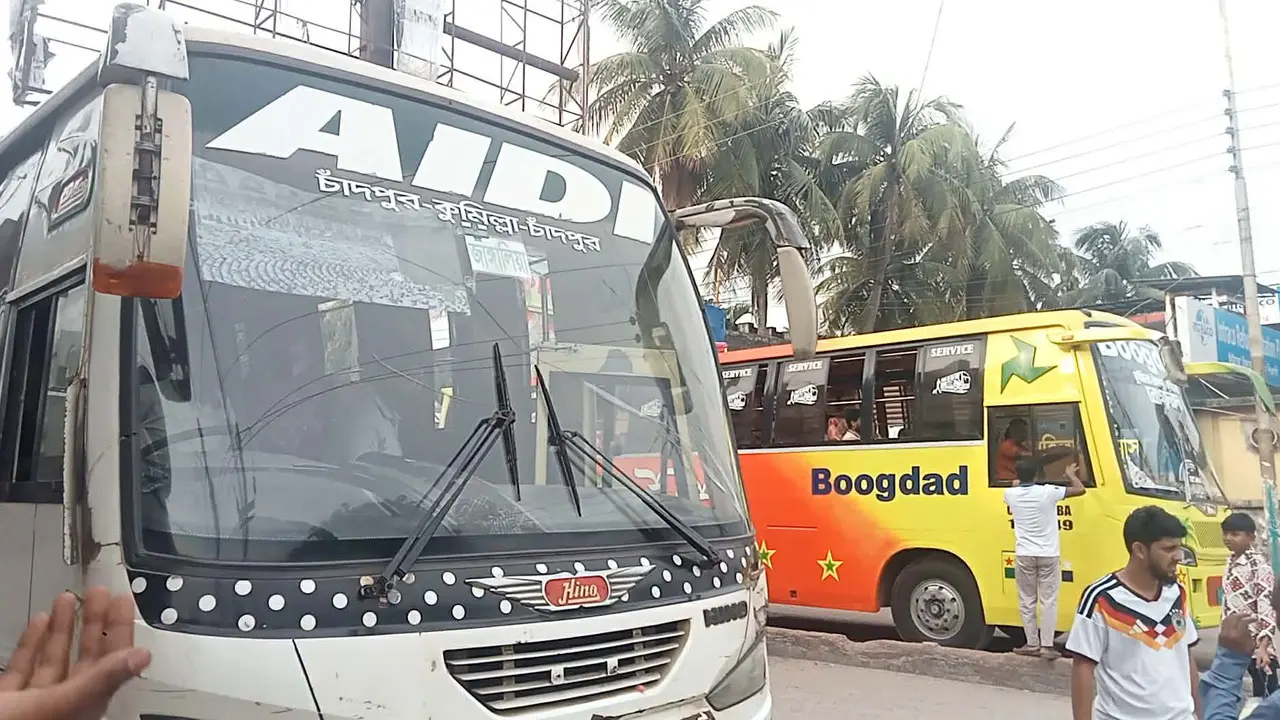 ৯ ঘণ্টা পর কুমিল্লা-চাঁদপুর সড়কে বাস চলাচল শুরু