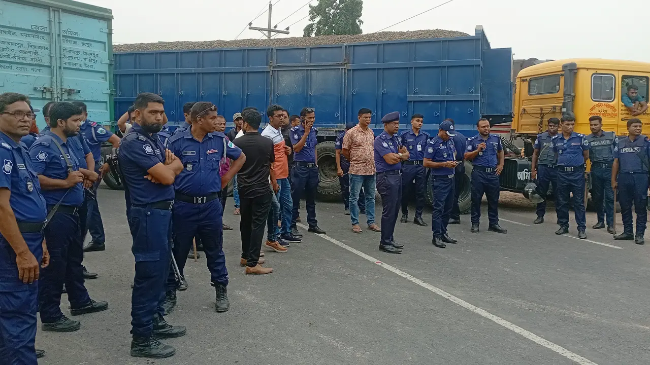 চাঁদা উত্তোলন নিয়ে ঘণ্টাব্যাপী রাজশাহী-চাঁপাইনবাবগঞ্জ মহাসড়ক অবরোধ