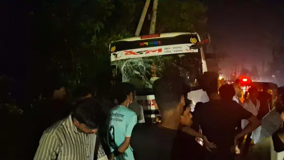 চট্টগ্রামে বাস-লেগুনার মুখোমুখি সংঘর্ষে নিহত ৩