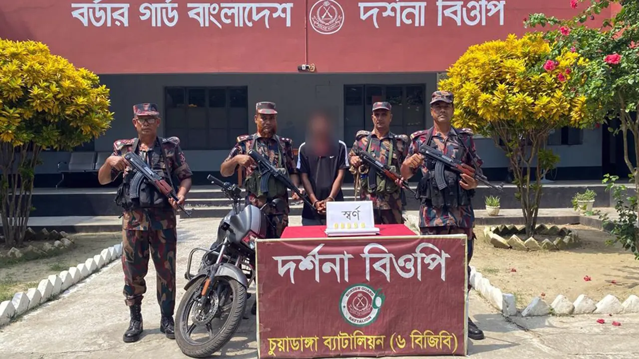 ভারতে পাচারকালে সোয়া কোটি টাকার স্বর্ণসহ যুবক আটক