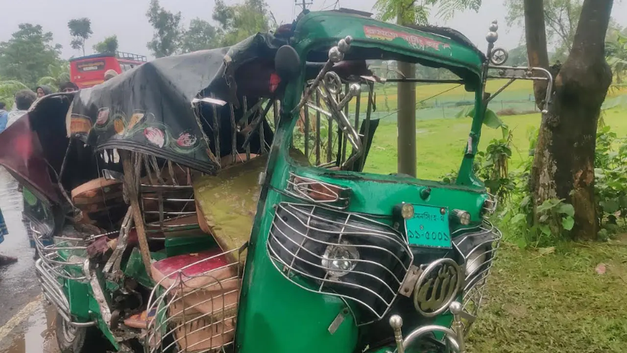 নেত্রকোণায় বাস-অটোরিকশার মুখোমুখি সংঘর্ষ, নিহত ২