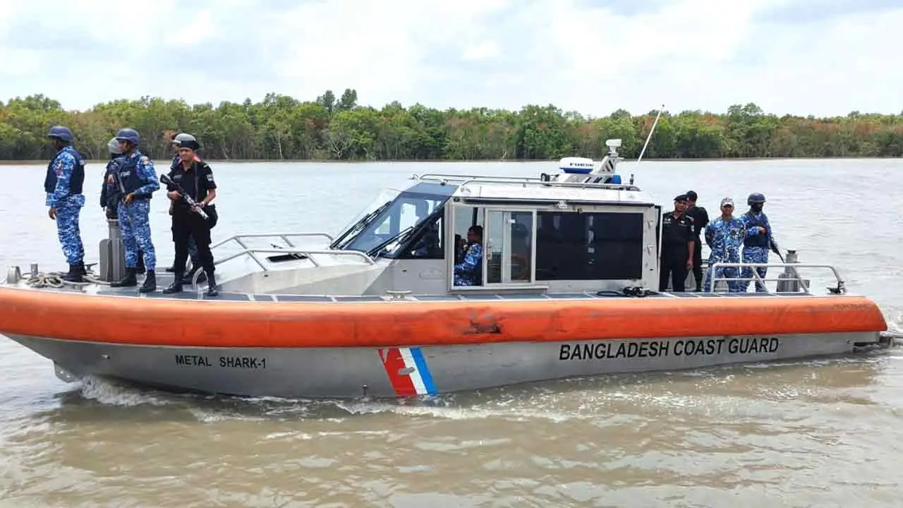 দস্যু দমনে ‘অপারেশন ম্যানগ্রোভ শিল্ড’: কোস্ট গার্ডের নেতৃত্বে টহল জোরদার