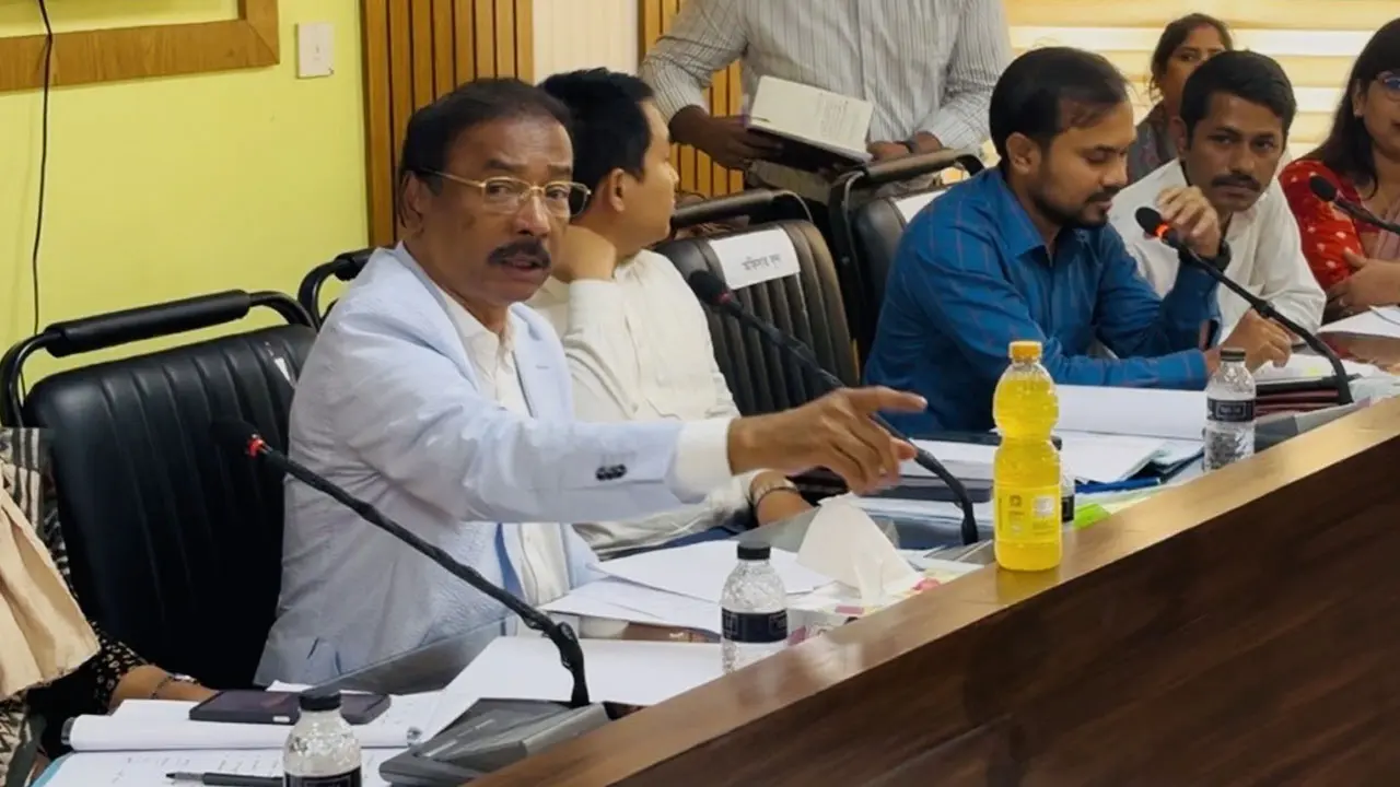 ত্রাণের ব্যাগে নিম্নমানের সামগ্রী, মন্ত্রীকে দেখাতে নিয়ে গেলেন এমপি
