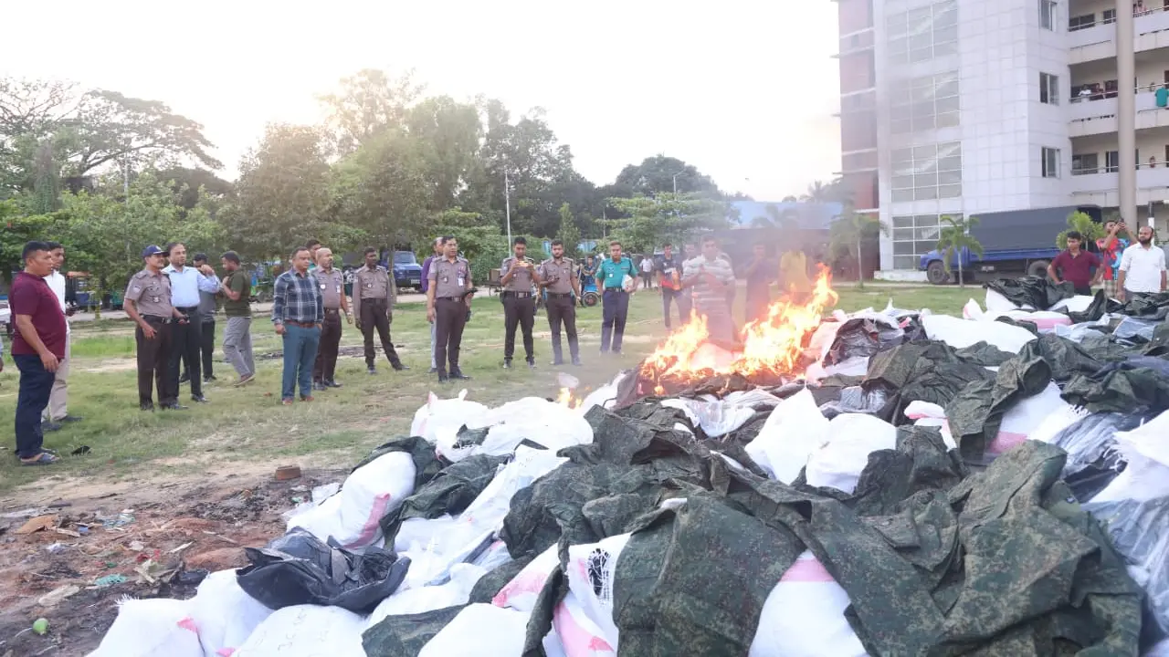 উদ্ধার করা কুকিচিন আর্মির ৩১ হাজার ৬৭৫ পিস পোশাকে আগুন