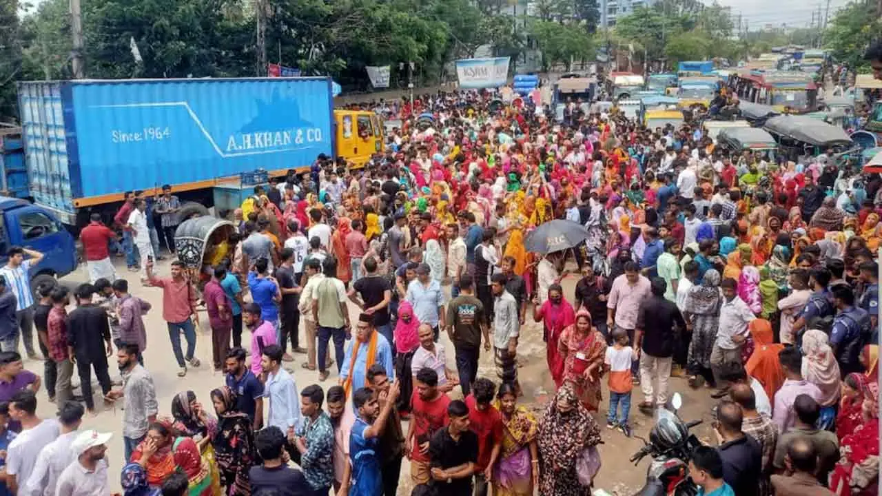 চট্টগ্রামে বকেয়া বেতনের দাবিতে সড়ক অবরোধ, যানজট-ভোগান্তি