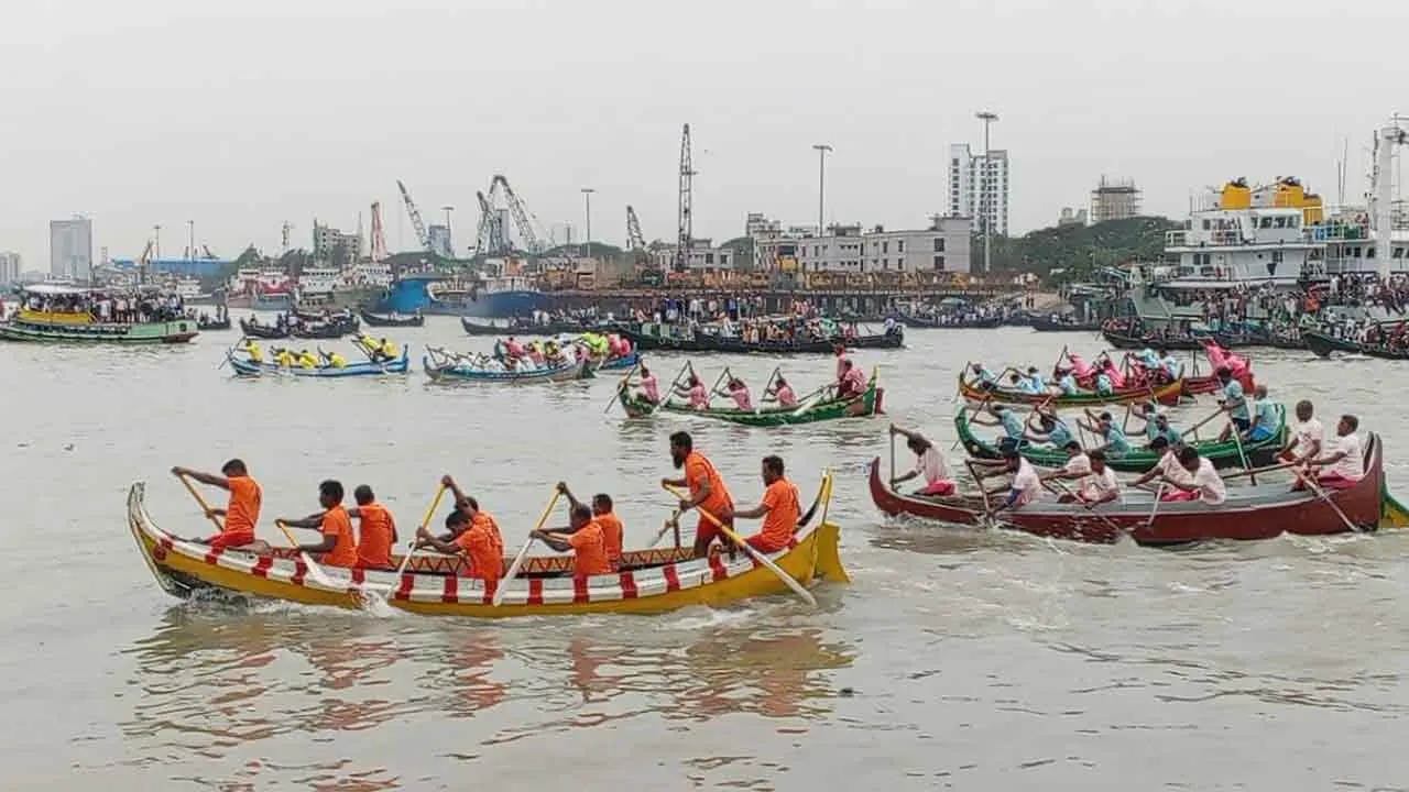 কর্ণফুলীকে দখল-দূষণ থেকে বাঁচাতে ঐতিহ্যবাহী সাম্পান খেলা অনুষ্ঠিত