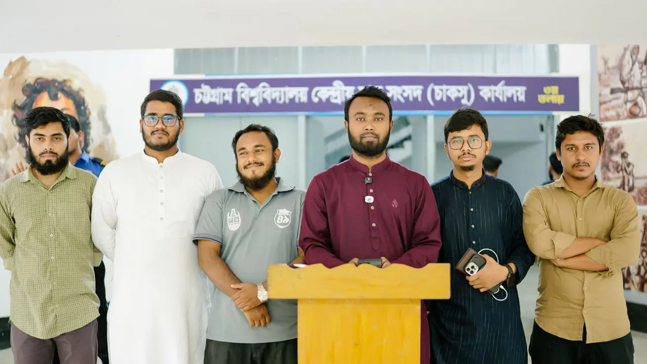 শিক্ষার্থীদের যাতায়াত সংকট নিরসনে ১০টি ডাবল ডেকার বাস চায় চাকসু