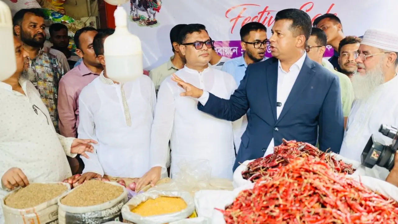 নিত্যপণ্যের দাম কমিয়ে ‘উৎসব ছাড়’ সংস্কৃতি চালু করলেন ডিসি জাহিদ