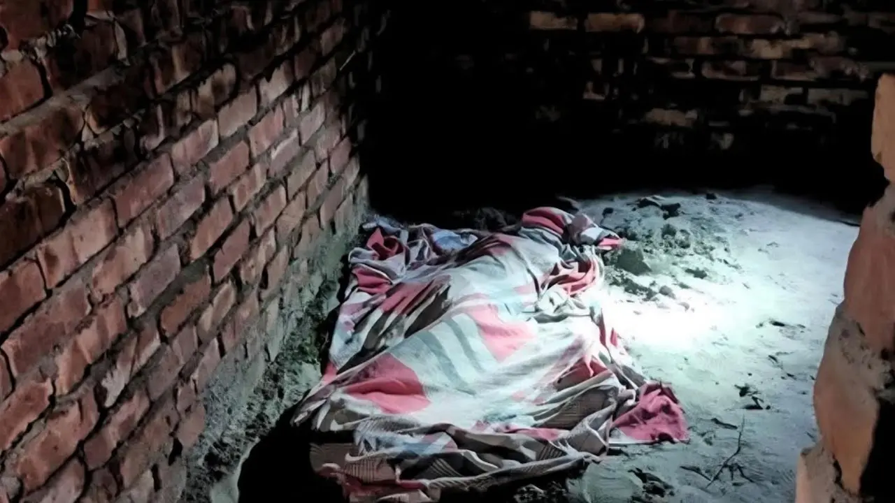 নিজের নির্মাণাধীন বাড়ির বালুর স্তুপে মিলল নারীর মরদেহ