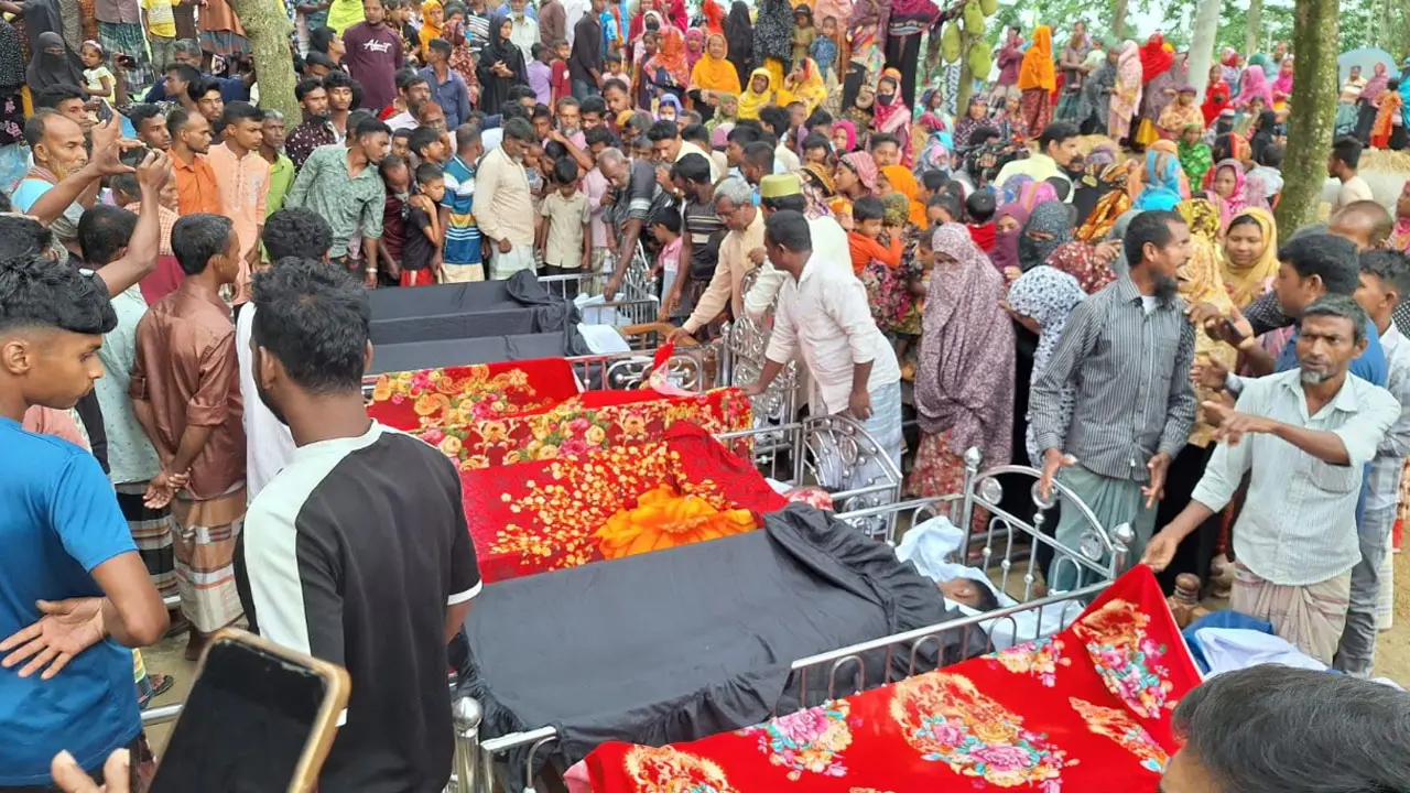 ঈদের ছুটিতে একসঙ্গে ফিরছিলেন বাড়ি, এবার পাশাপাশি কবরে শায়িত তারা