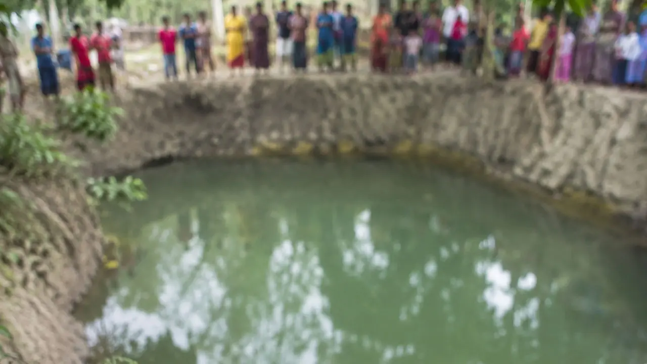 গভীর গর্তে পড়ে ভাই-বোনের মৃত্যু