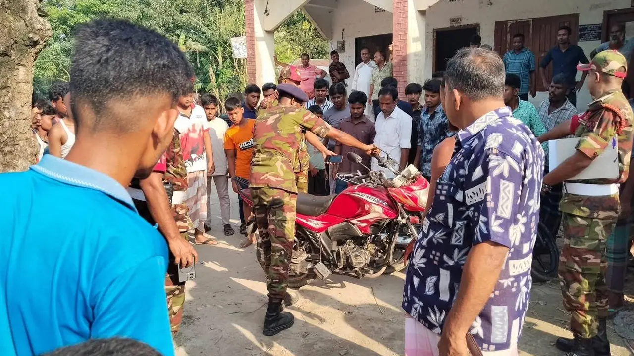 কাভার্ড ভ্যানের ধাক্কায় প্রাণ গেল মোটরসাইকেল আরোহী শিক্ষার্থীর