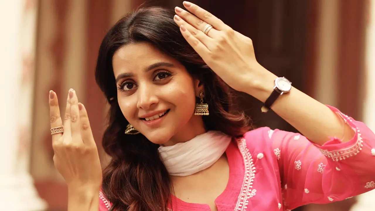 ব্যাংককের হোটেলে বোল্ড লুকে অভিনেত্রী, ‘বাঙালির অপমান’ বলছেন নেটিজেনরা