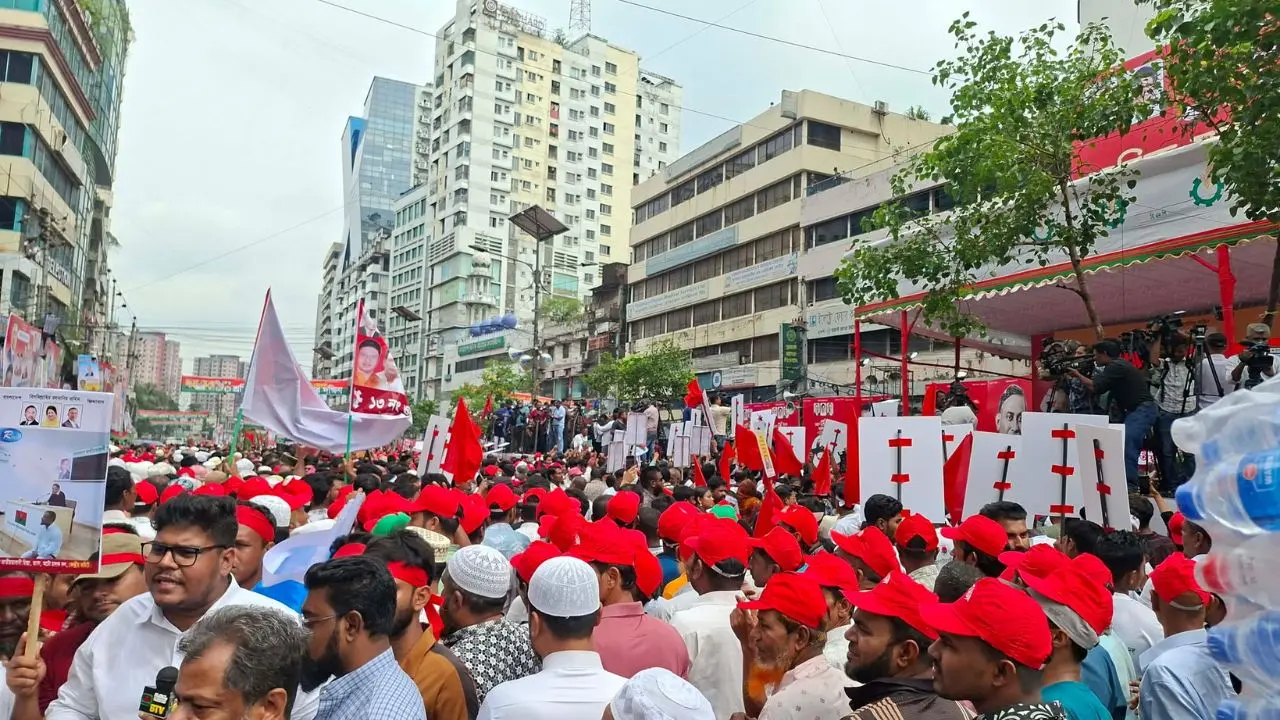 সমাবেশের জন্য প্রস্তুত নয়াপল্টন, আসতে শুরু করছে নেতাকর্মীরা
