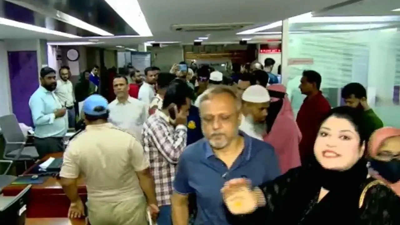 চট্টগ্রামে টাকা ফেরত ও হেয়ারকাট বাতিলের দাবিতে বিক্ষোভ, ব্যাংকে তালা