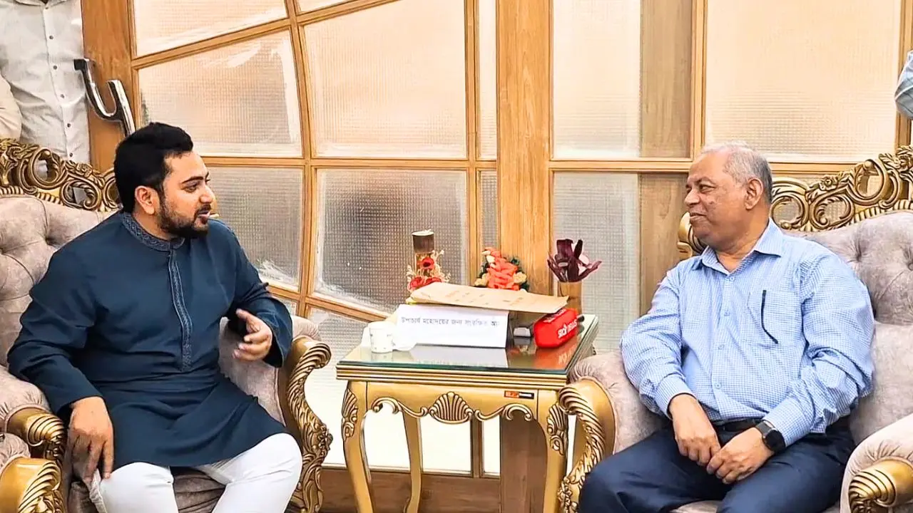 বিশ্ববিদ্যালয়ে যেন দলীয়করণ না হয় : চবি উপাচার্যকে অনুরোধ নাহিদ ইসলামের