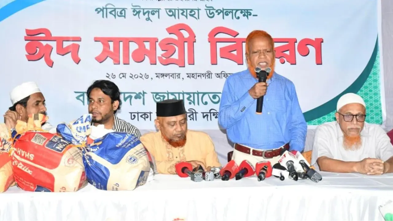 বাস-ট্রেনের অধিক ভাড়া, বাধ্য হয়ে মালবাহী ট্রাকে বাড়ি ফিরছে মানুষ