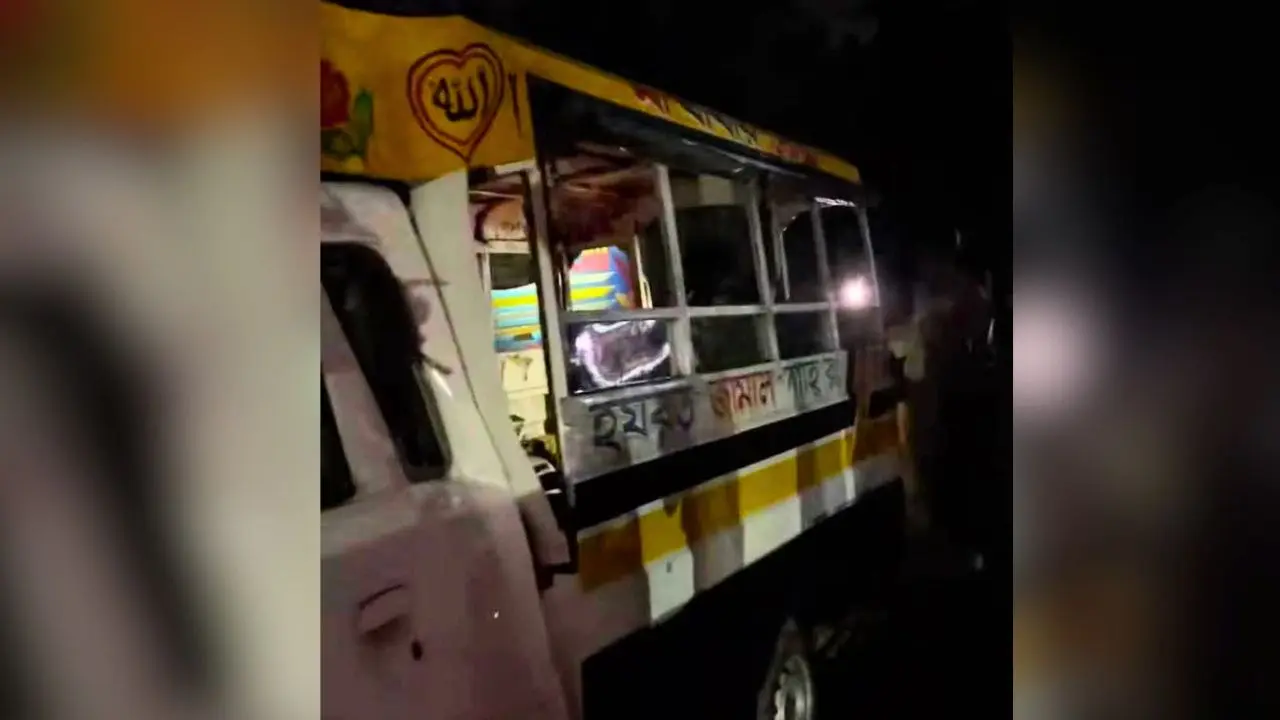 চট্টগ্রামে বাস-লেগুনার মুখোমুখি সংঘর্ষ, ব্যাপক হতাহতের শঙ্কা