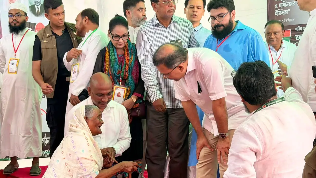 প্রধানমন্ত্রীকে পেয়ে প্রাণভরে দোয়া করলেন দৃষ্টিহীন নূরজাহান বেগম