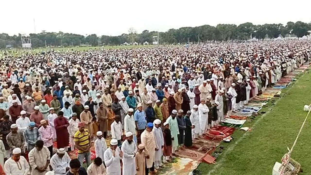 দিনাজপুরের গোর এ শহীদ ময়াদানে ঈদুল আজহার জামায়াত অনুষ্ঠিত