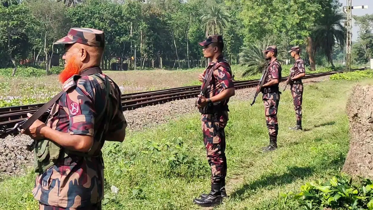 ভারতে চামড়া পাচার ঠেকাতে হিলি সীমান্তে কঠোর নজরদারি বিজিবির