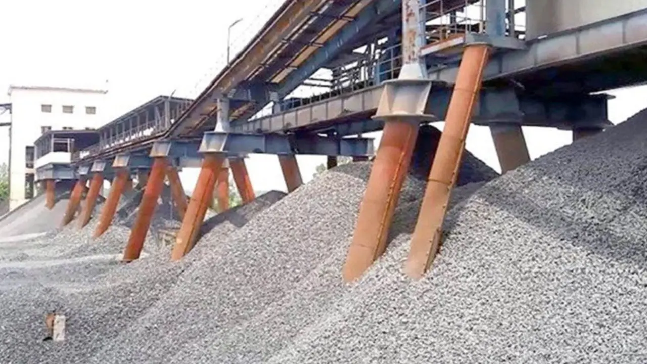 বিস্ফোরক ফুরিয়ে যাওয়ায় মধ্যপাড়া খনির পাথর উত্তোলন বন্ধ