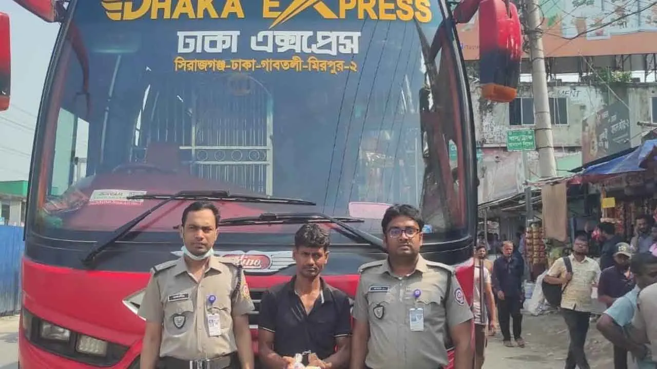 বাসযাত্রীর কাছে মিলল ৪০০ পিস ইয়াবা