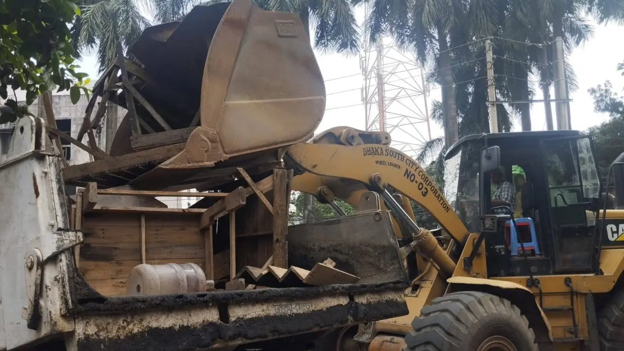 ফুটপাত থেকে অবৈধ দোকান সরালো দক্ষিণ সিটি