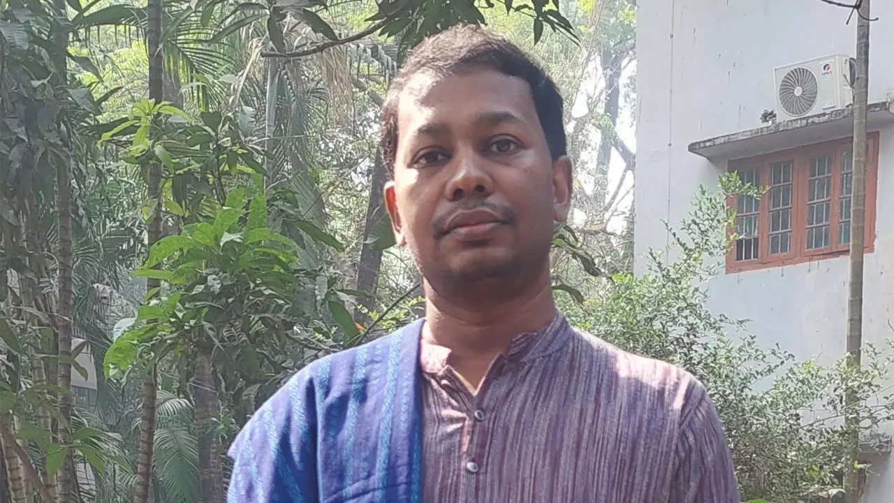 গান গেয়ে ভাইরাল ঢাবির বাংলা বিভাগের অধ্যাপক