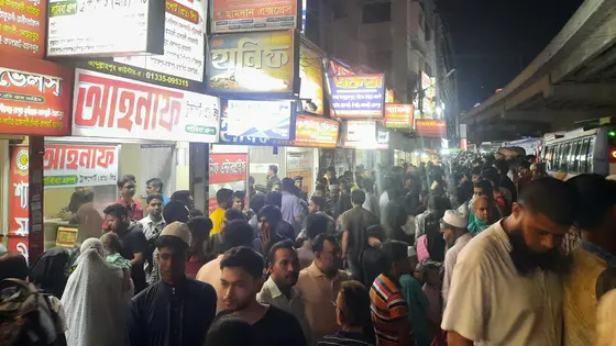 আব্দুল্লাহপুরে ঘরমুখো মানুষের উপচে পড়া ভিড়, নেওয়া হচ্ছে বাড়তি ভাড়া