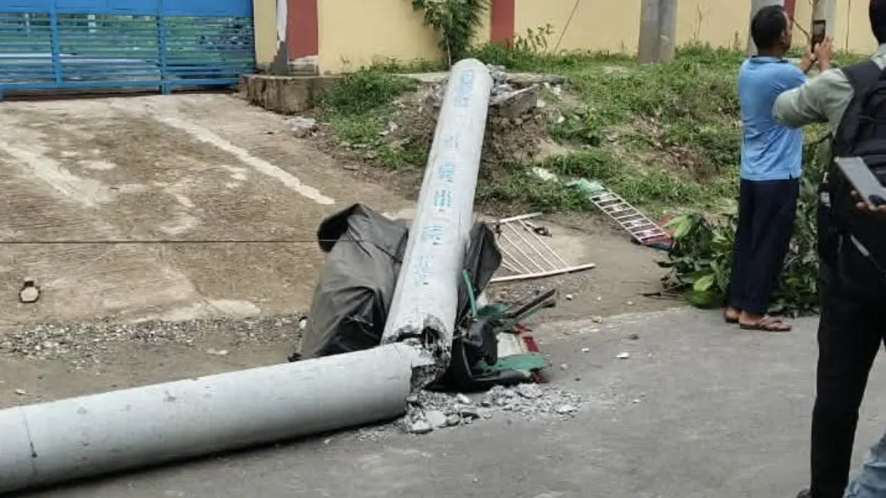 গাজীপুরে চলন্ত অটোরিকশার উপর বিদ্যুতের খুঁটি ভেঙে শিক্ষিকা নিহত