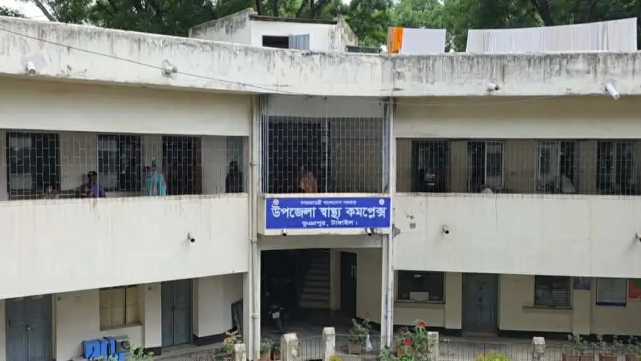 শিশুকে কুকুরে কামড়ানোর টিকা, ‘ভুল হয়েছে’ বলছেন স্বাস্থ্য পরিদর্শক