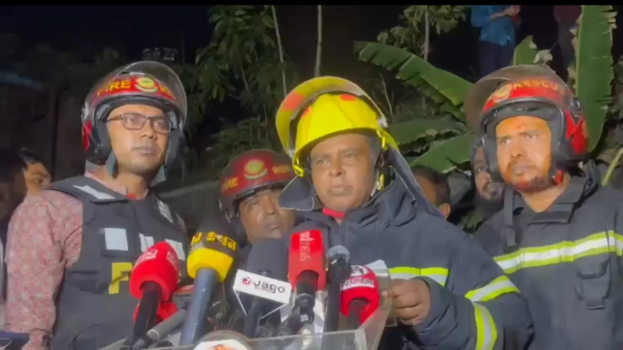 কদমতলীতে বৈদ্যুতিক ত্রুটির কারণে ফোম কারখানায় আগুন, ফায়ার ফাইটার আহত