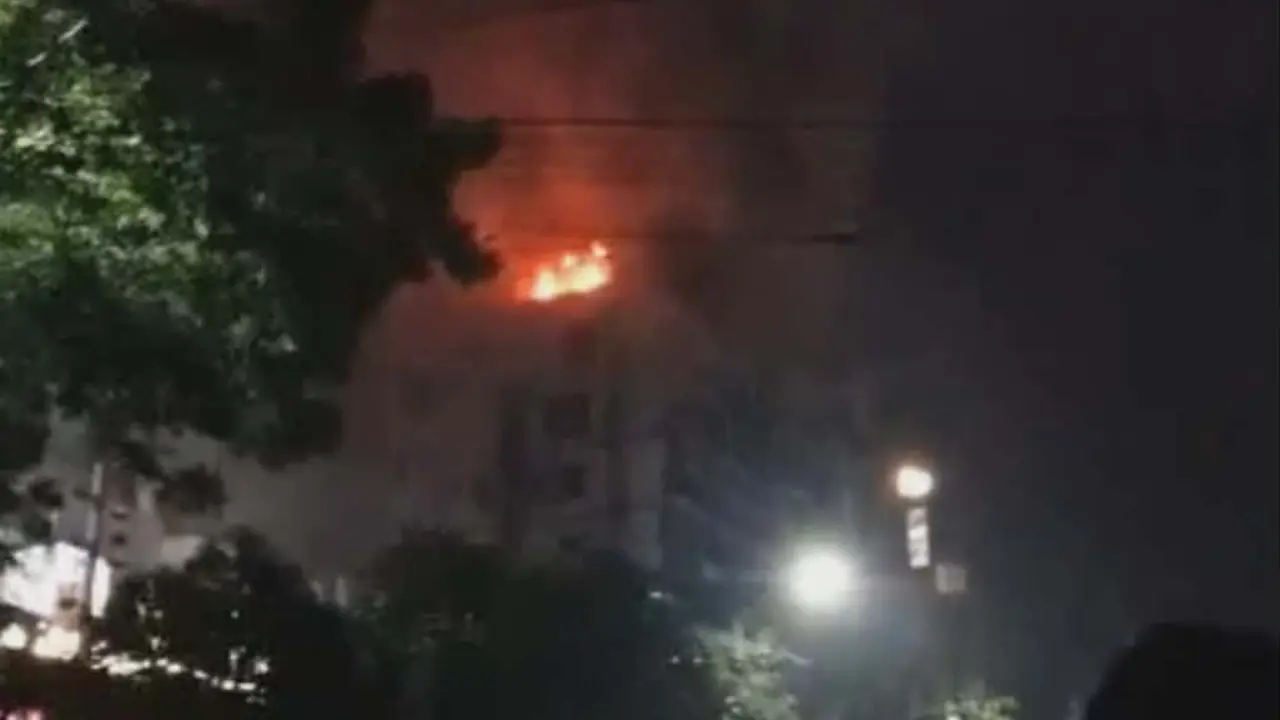 মোহাম্মদপুরে ১০ তলা ভবনে আগুন