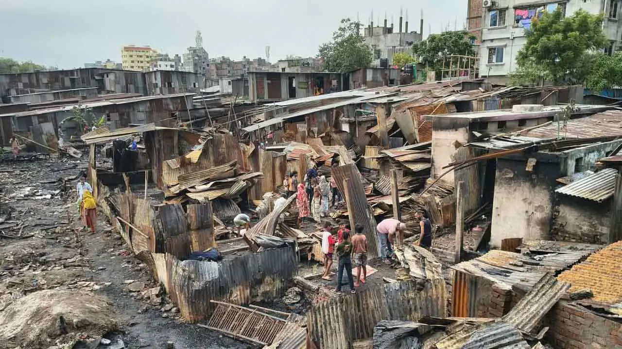 ঈদের আনন্দ কেড়ে নিল আগুন, খোলা আকাশের নিচে শত পরিবার
