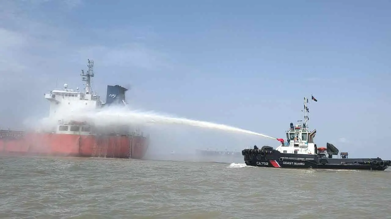 চট্টগ্রাম বন্দরে জাহাজে লাগা আগুন সাড়ে চার ঘণ্টার চেষ্টায় নিয়ন্ত্রণে