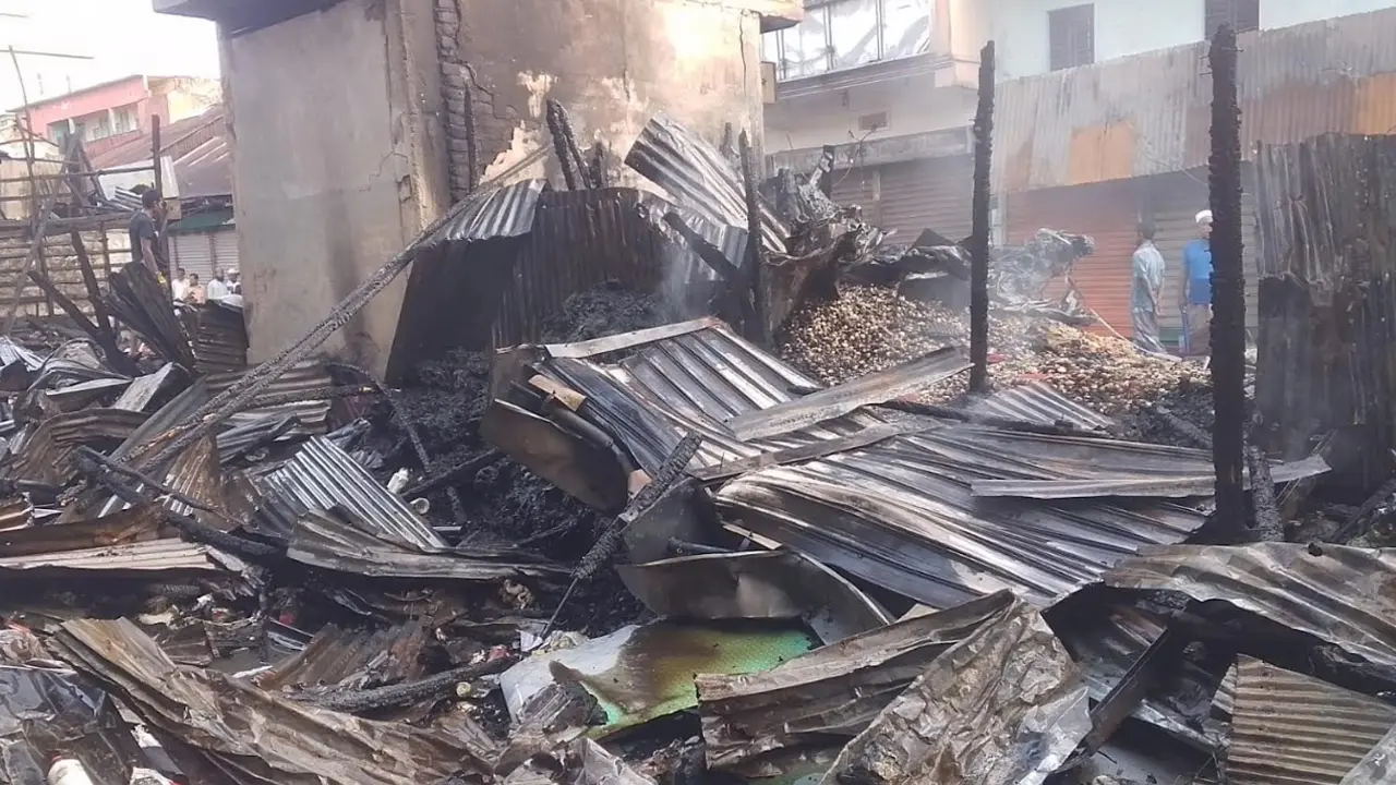 পিরোজপুরে ভয়াবহ অগ্নিকাণ্ডে ১৭ দোকান পুড়ে ছাই